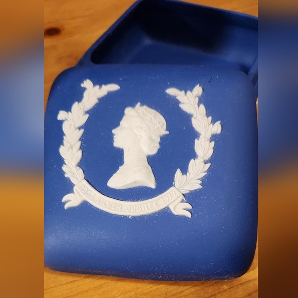 Silver Jubilee 1977 Blue Jasperware Square Wedgwood Lidded Box Queen Elizabeth I - Picture 4 of 9